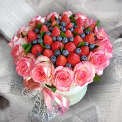 Композиция из клубники с розами № 205
