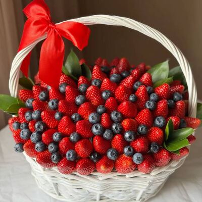 Большая корзина клубники с голубикой № 446